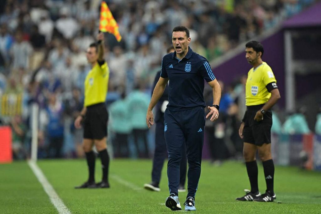 Pelatih timnas Argentina Lionel Scaloni mengawasi permainan timnya saat melawan Kroasia pada laga perempat final Piala Dunia Qatar 2022 di Stadion Lusail, Qatar, Selasa (13/12/2022). Argentina menang 3-0 pada laga itu. 