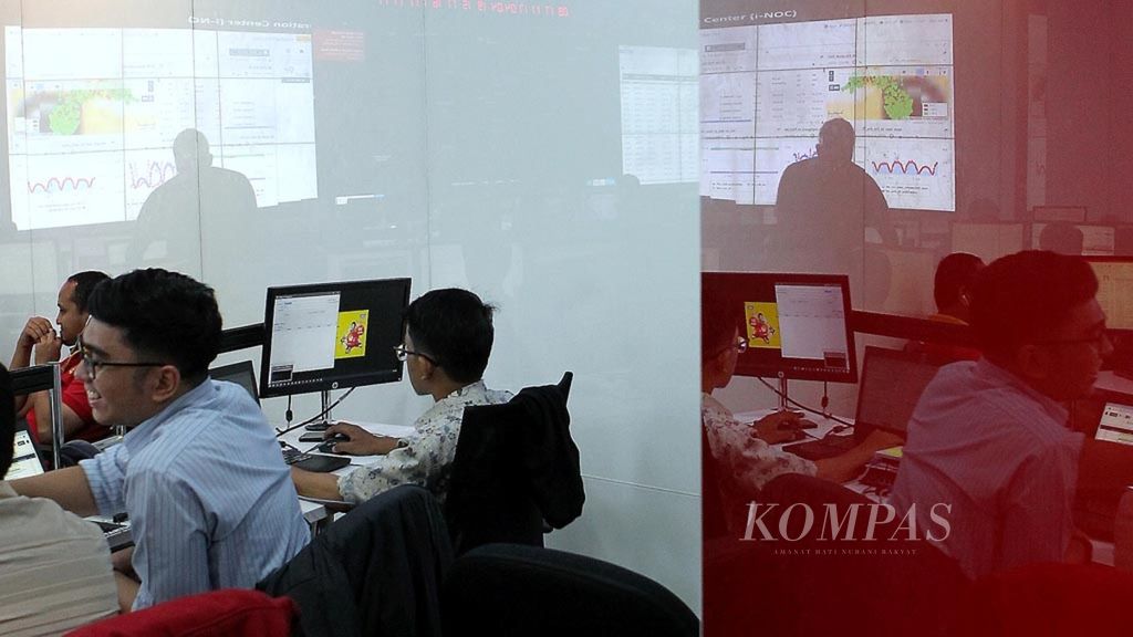 Karyawan Indosat Ooredoo melakukan monitoring terhadap seluruh jaringan Indosat Ooredoo di ruang INOC Kantor Pusat Indosat Ooredoo, Jakarta, Kamis (4/4/2019). 