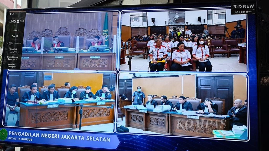 Suasana sidang terhadap terdakwa Richard Eliezer Pudihang Lumiu dengan agenda pemeriksaan saksi di Pengadilan Negeri Jakarta Selatan, Selasa (25/10/2022). Sidang tersebut disiarkan juga di beberapa lokasi di dalam Kompleks PN Jakarta Selatan. 