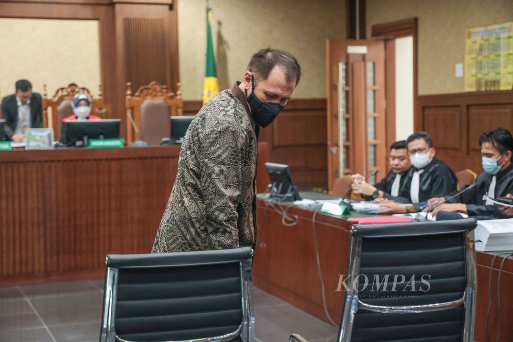 Terdakwa dugaan korupsi pengadaan helikopter angkut AW-101 tahun 2016-2017 John Irfan Kenway alias Irfan Kurnia Saleh menjalani sidang lanjutan dengan agenda mendengarkan keterangan saksi, di Pengadilan Tindak Pidana Korupsi, Jakarta, Senin (28/11/2022). Salah satu saksi, mantan Kepala Staf TNI Angkatan Udara Marsekal (Purn) Agus Supriatna, mangkir untuk kedua kalinya dalam persidangan tanpa ada keterangan. Selain itu, enam saksi lainnya juga tidak hadir. Majelis hakim meminta jaksa penuntut umum melakukan pemanggilan paksa terhadap saksi-saksi tersebut. 