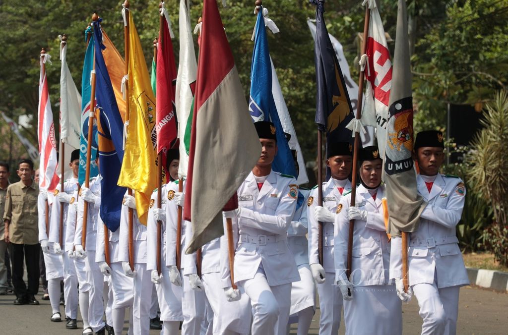 Rombongan Paskibra membawa bendera partai politik peserta Pemilu 2024 saat mengikuti kirab Pemilu di Alun-alun Lebak, Banten, Senin (18/9/2023). 