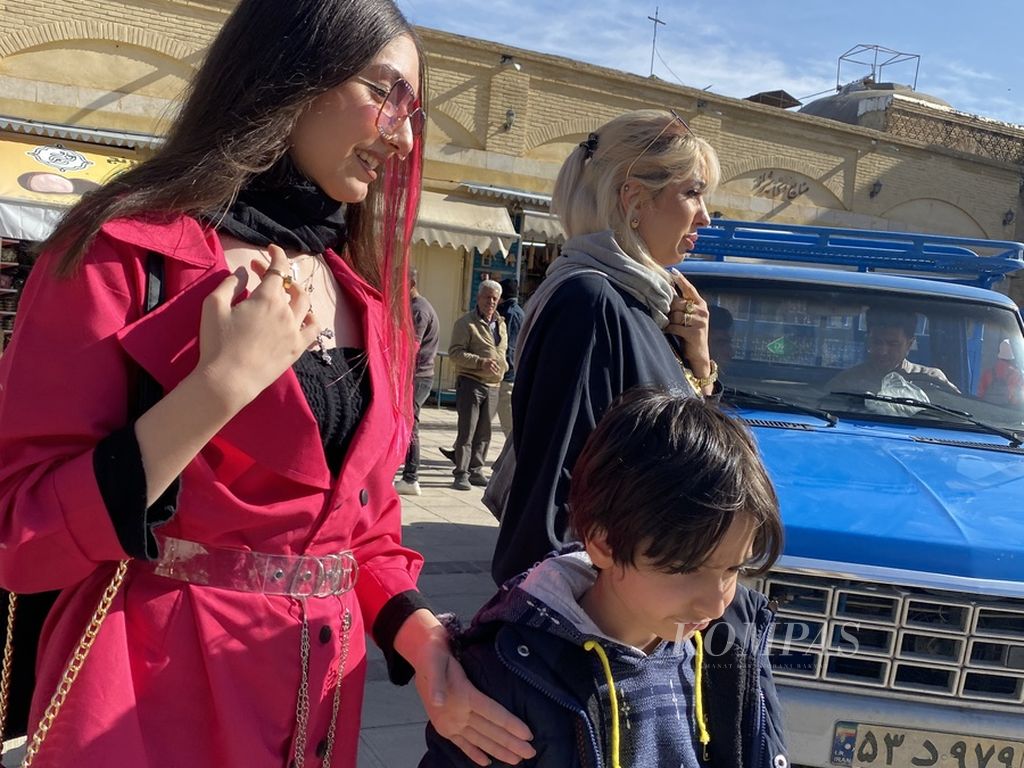 Hari Kamis dan Jumat adalah akhir pekan bagi warga, yang dimanfaatkan untuk berjalan-jalan bersama keluarga atau teman, di Iran. Seperti terlihat di Shiraz, kota di wilayah selatan Iran, 9 Februari 2023, warga perempuan tampak santai dalam berpakaian, kadang berkerudung, kadang tanpa kerudung. 