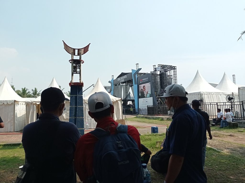 Pengunjung menyaksikan kualifikasi Formula E Jakarta 2022 di Pantai Festival Ancol, Sabtu (4/6/2022).