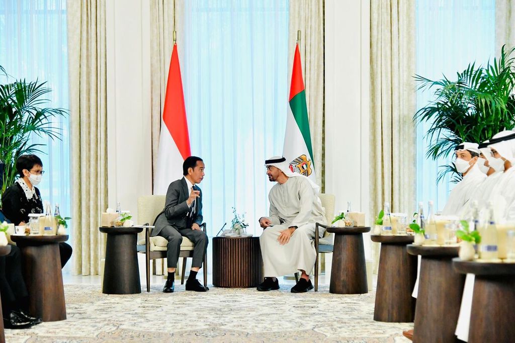 Pertemuan Presiden Joko Widodo dan Presiden Uni Emirat Arab Sheikh Mohamed bin Zayed al-Nahyan di Istana Al Shatie, Abu Dhabi, Jumat (1/7/2022) berlangsung akrab dan hangat. 