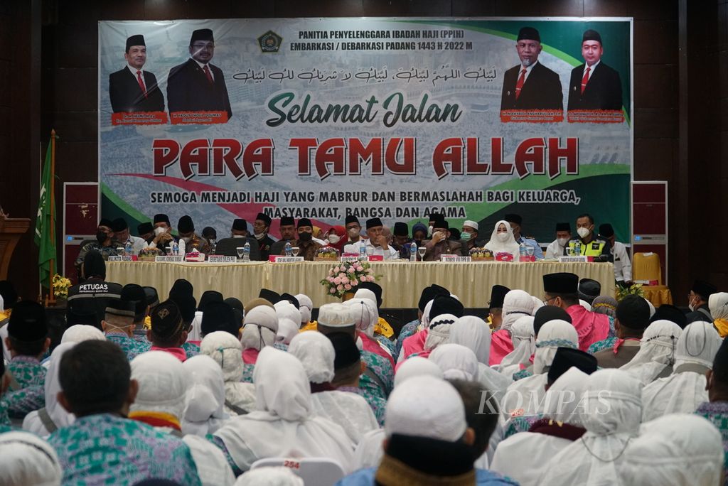 Jemaah haji kloter I embarkasi Padang mengikuti acara pelepasan di Aula Asrama Haji Padang, Sumatera Barat, Sabtu (4/6/2022). 