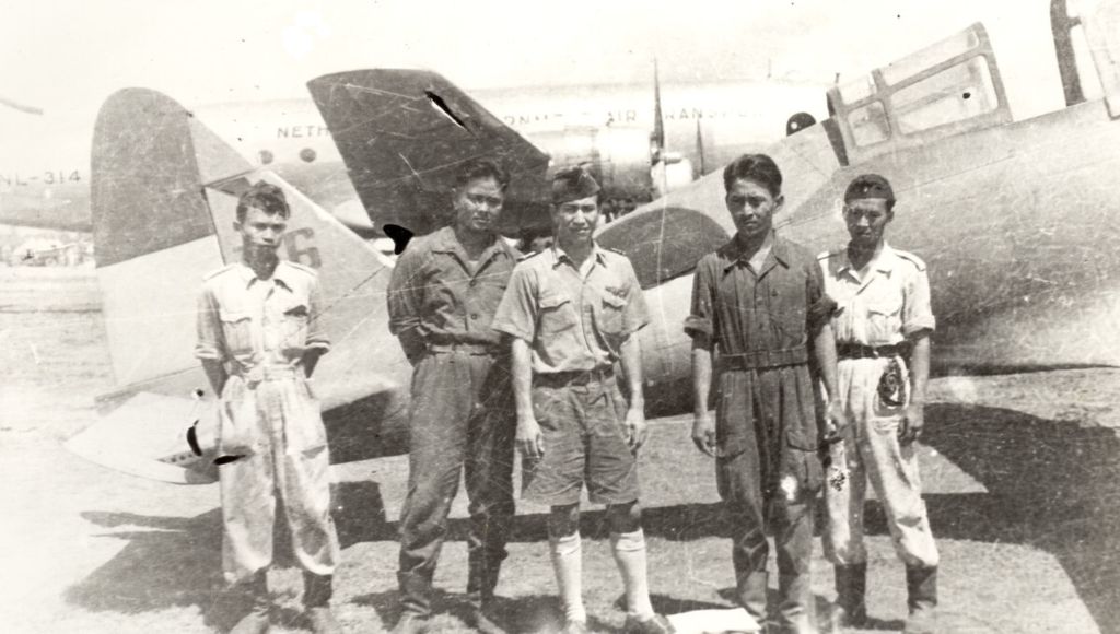 Komodor Udara Suryadi Suryadarma (tengah) diapit Iman Wiryosaputro Iswadi ketika tiba di lapangan terbang Kemayoran, Jakarta, dengan tiga pesawat Tjukiu AURI 23-4-1946 sesudah ditetapkannya Hari Penerbangan 9-4-1946.