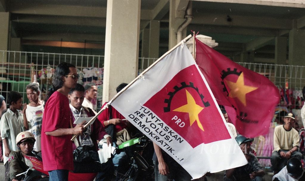 Massa aktivis Partai Rakyat Demokratik mengadakan kampanye di depan Lembaga Pemasyarakatan Cipinang, Jakarta, Minggu (23/5/1999). Mereka menuntut pembebasan semua tahanan politik, penghapusan daerah operasi militer di Papua Barat, penghentian operasi militer di Aceh, dan referendum untuk Timor Timur. 