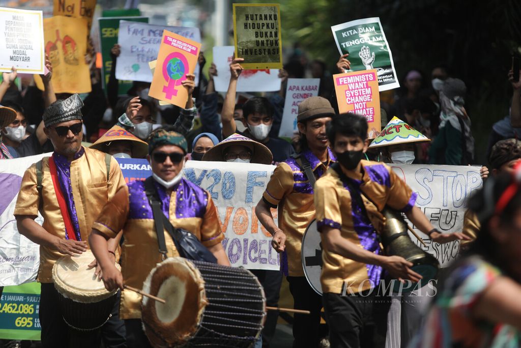 Ratusan anak muda mengikuti pawai "Youth20ccupy : Voice of The Future" di Jalan Gatot Subroto, Jakarta, menuju kantor Kementerian Lingkungan Hidup, Kamis (21/7/2022). Mereka adalah kaum muda yang memiliki cita-cita Indonesia terbebas dari ancaman krisis iklim dan ekologi berdasarkan prinsip hak asasi manusia. 