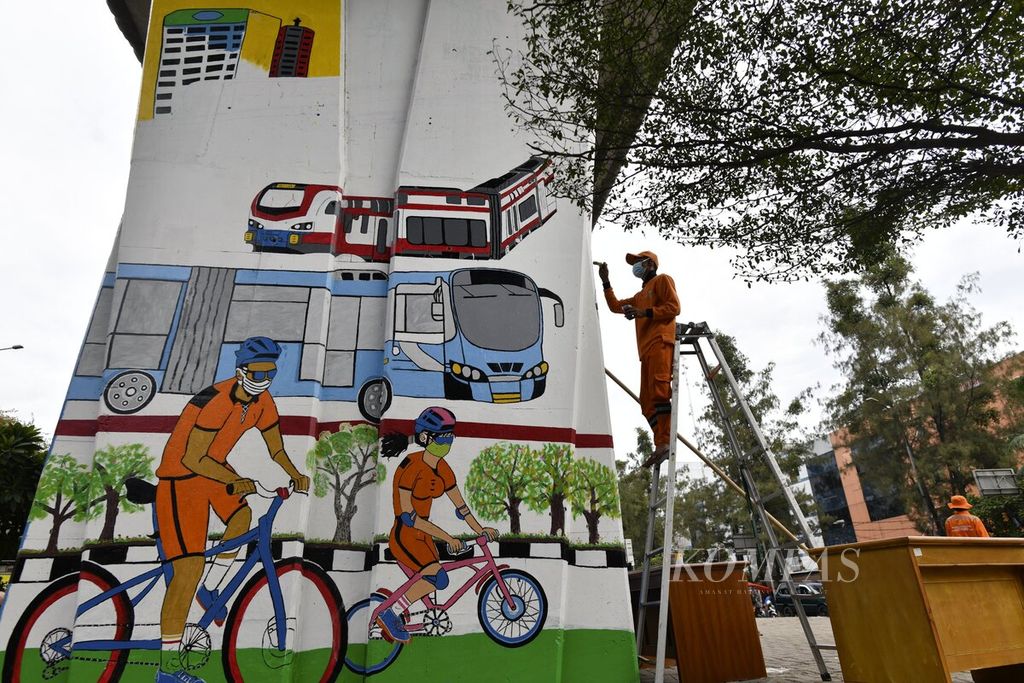 Petugas penanganan prasarana dan sarana umum (PPSU) menyelesaikan mural dengan tema Jakarta Kota Kolaborasi di bawah Jalan Layang Cengkareng, Jakarta Barat, Minggu (29/11/2020). 