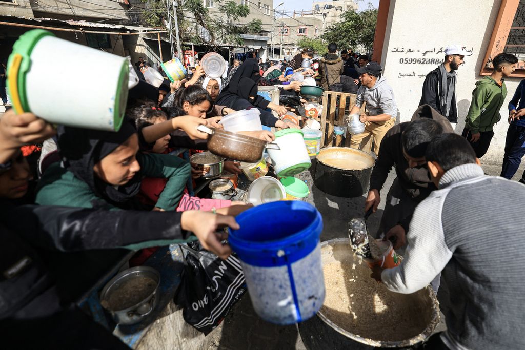 Pengungsi Palestina mengantre bantuan makanan di kamp pengungsi di Rafah, Jalur Gaza selatan, 23 Desember 2023. 