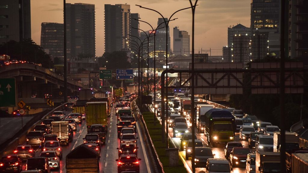 Pengendara terjebak kemacetan di dua arah Tol JORR, Jalan TB Simatupang, Jakarta Selatan, Jumat (26/11/2021). Jakarta sebagai salah satu kota besar di dunia masih tergolong minim fasilitas layanan transportasi publik, ketersediaan jalur sepeda maupun untuk pejalan kaki rendah.