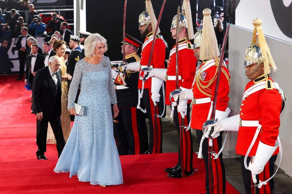 Camilla, Duchess of Cornwall, berjalan melewati pasukan penjaga menjelang acara peluncuran film <i>James Bond, No Time to Die</i> di Royal Albert Hall, London, Inggris, 28 Februari 2021. 