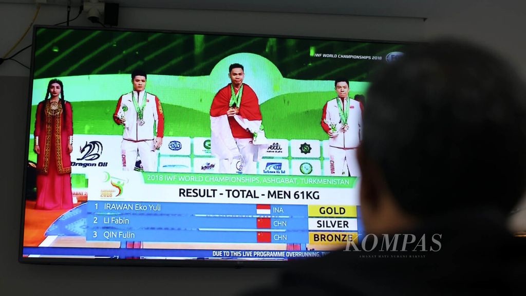 Foto repro dari siaran televisi memperlihatkan lifter Eko Yuli Irawan yang turun di kelas 61 kilogram meraih emas di kejuaraan dunia angkat besi di Ashgabat, Turkmenistan, Sabtu (3/11/2018).