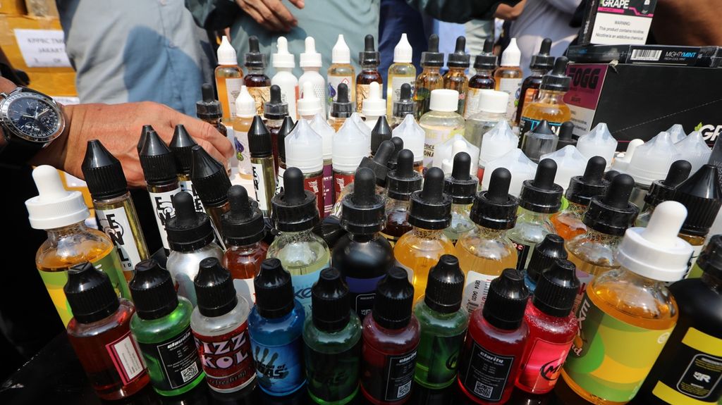 Sejumlah barang bukti cairan <i>liquid vape </i>hasil penindakan barang kena cukai dirilis di Kantor Ditjen Bea Cukai, Rawamangun, Jakarta, Jumat (25/10/2019). 