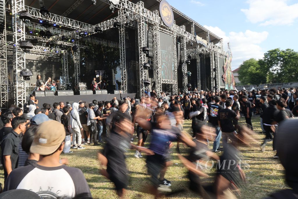 Penonton menyaksikan penampilan grup Paranoid Despire dari Surakarta yang menjadi salah satu penampil dalam konser Rock in Solo di Benteng Vastenburg, Surakarta, Jawa Tengah, Minggu (30/10/2022). Ajang pentas musik keras ini menampilkan 15 grup dari dalam dan luar negeri.