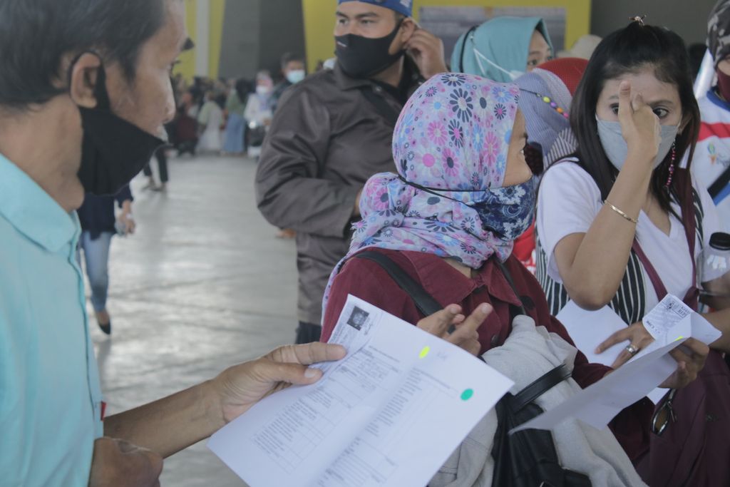 Sejumlah penyandang disabilitas berkomunikasi dengan bahasa isyarat di Aula Bale Rame saat mengantri vaksinasi Covid-19 di aula Bale Rame, Kompleks Gedung Budaya Sabilulungan, Kecamatan Soreang, Kabupaten Bandung, Jawa Barat, Sabtu (4/9/2021). 