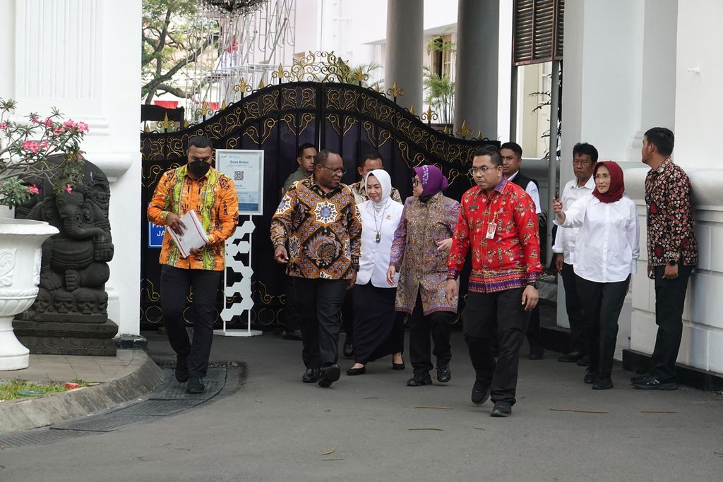 Kepala Badan Meteorologi, Klimatolog, dan Geofisika (BMKG) Dwikorita Karnawati (baju putih) seusai rapat terbatas tentang penanganan bencana di Papua Tengah yang dipimpin Presiden Jokowi, Kamis (10/8/2023), di Kompleks Istana Kepresidenan, Jakarta.