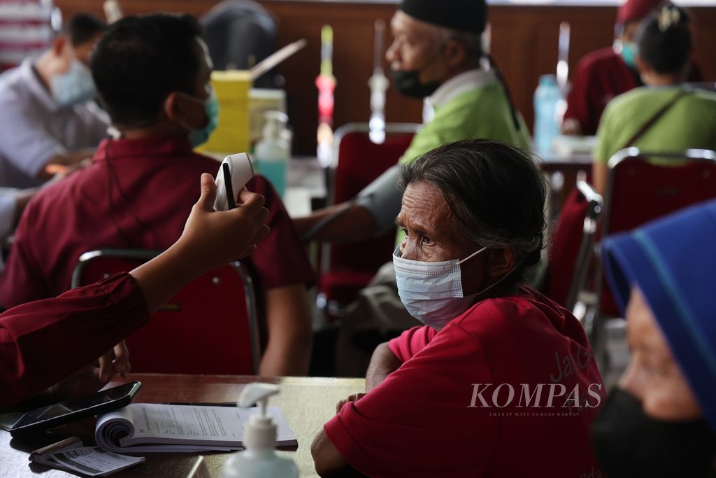 Buruh gendong menjalani pemeriksaan kesehatan sebelum mengikuti kegiatan penjaringan tuberkulosis (TBC) secara aktif di Pasar Beringharjo, Yogyakarta, Rabu (14/12/2022). Penjaringan TBC secara aktif merupakan bagian penting upaya mengeliminasi penyakit tersebut di kalangan masyarakat. 