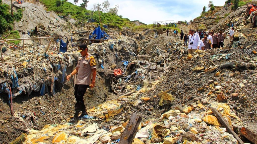 Kondisi bekas tambang emas liar Gunung Botak di Pulau Buru, Maluku, seperti terpantau panda Selasa (26/3/2019). 