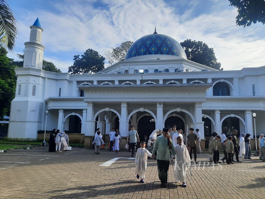 Jemaah setelah berfoto bersama di depan Masjid Al-Bina, Jakarta, Rabu (10/4/2024). Keceriaan menghiasi shalat Id yang berjalan khidmat.