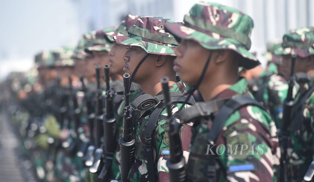 Anggota TNI AL saat Apel Gelar Pasukan Latihan Gabungan TNI 2023 di Dermaga Madura Koarmada II, Surabaya, Jawa Timur, Kamis (27/7/2023).