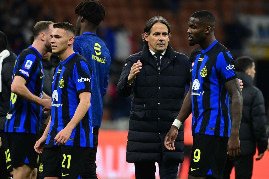 Pelatih Inter Milan Simone Inzaghi memberi selamat kepada para pemainnya usai laga melawan Empoli pada laga Liga Italia Selasa (2/4/2024) dini hari WIB, di Stadion San Siro, Milan. Inter menang 2-0 pada laga itu.