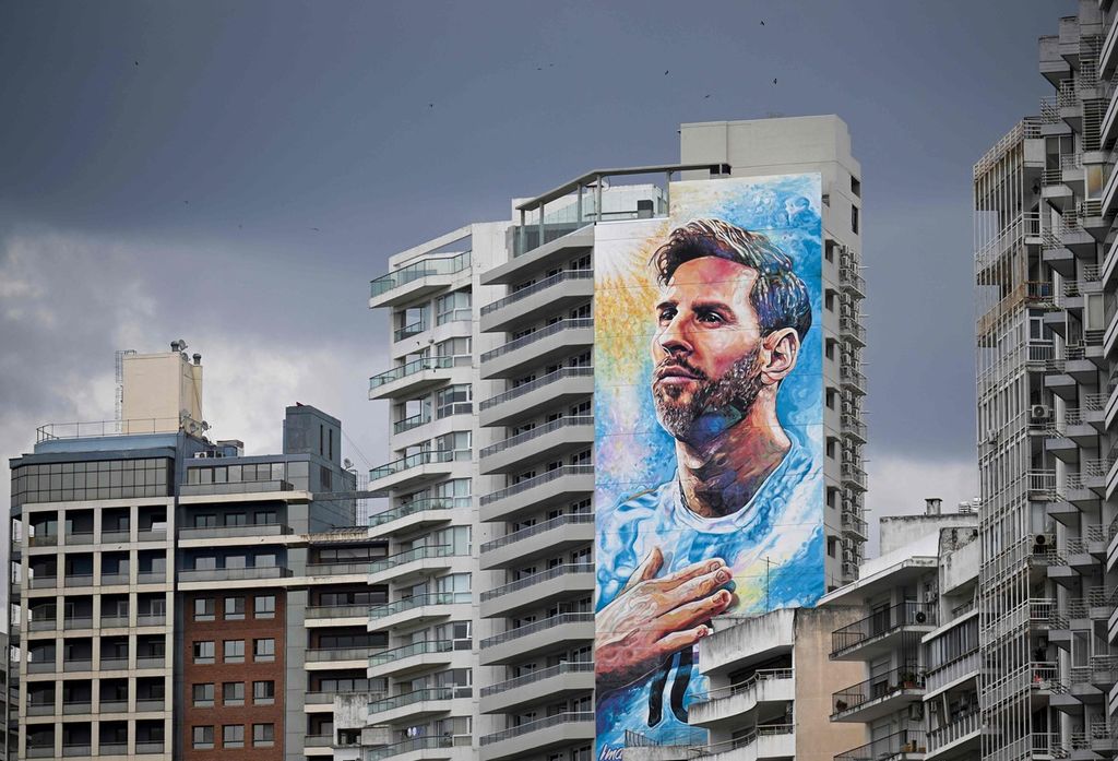 Mural megabintang dan kapten Argentina Lionel Messi di dinding gedung bertingkat di Rosario, Argentina, 20 Oktober 2022. Warga Rosario membuat mural istimewa itu untuk mendukung si putra daerah membawa keberhasilan Argentina di Piala Dunia Qatar 2022. 