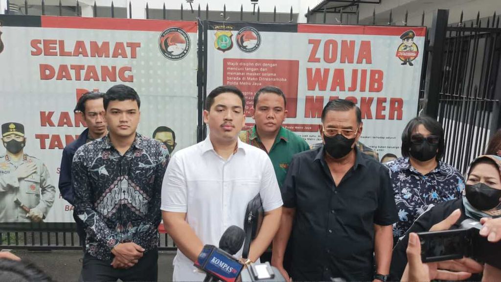 Adriel Viari Purba (kemeja putih) bersama tim dan keluarga Ajun Komisaris Besaar Dody P, satu dari 11 tersangka kasus narkoba yang melibatkan Irjen Teddy Minahasa mendatangi Polda Metro Jaya di Jakarta, Sabtu (22/10/2022).