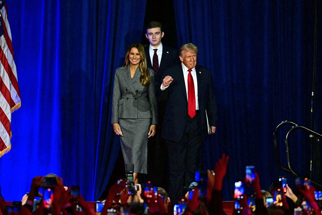 Kandidat presiden AS dari Partai Republik, Donald Trump, tiba di malam pemilihan bersama istrinya, Melania Trump, dan putranya, Barron Trump, di West Palm Beach Convention Center, Florida, Rabu (6/11/2024). 