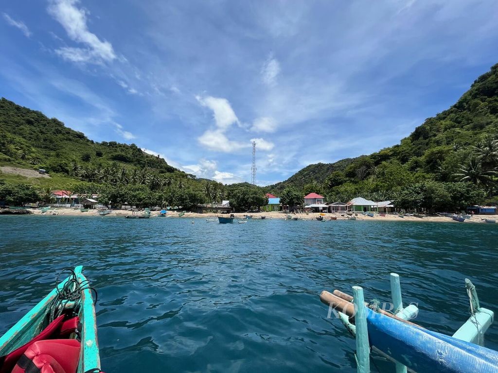 Suasana Pantai Olele di Taman Wisata Bahari Olele, Kabupaten Bone Bolango, Gorontalo, Jumat (7/10/2022). Taman laut tersebut merupakan kawasan konservasi laut daerah milik pemerintah kabupaten.