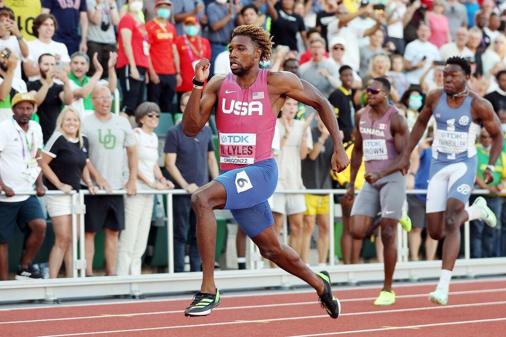 Noah Lyles, pelari Amerika Serikat, tampil di final nomor lari 200 meter putra Kejuaraan Dunia Atletik 2022 di Eugene, Oregon, AS, Jumat (22/7/2022) waktu Indonesia. Ia finis sebagai yang tercepat. 