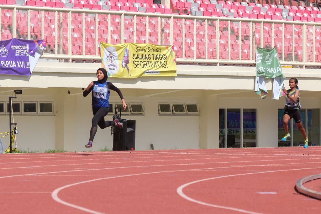 Sprinter klasifikasi T44 asal Jateng, Karisma Evi Tiarani, berpacu dan meraih medali emas dari nomor lari 100 meter pada Pekan Paralimpiade Nasional Papua 2021 di Stadion Utama Lukas Enembe, Kabupaten Jayapura, Selasa (9/11/2021). Dia finis dengan catatan waktu 15,00 detik. 