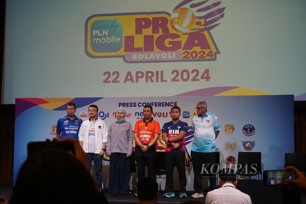 Sejumlah perwakilan tim putrI peserta Proliga 2024 berpose dalam konferensi pers di Jakarta, Senin (22/4/2024).