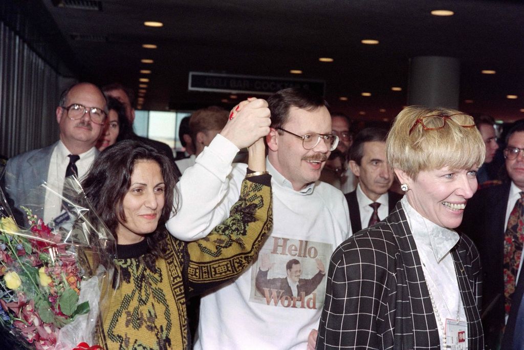 Terry Anderson (tengah) menggandeng tangan tunangannya, Madeleine Bassil, setiba di Bandar Udara Internasional John F Kennedy di New York, AS, 10 Desember 1991. 