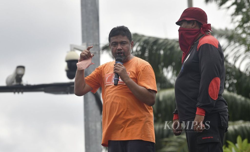 Presiden Konfederasi Serikat Pekerja Indonesia (KSPI) Said Iqbal berorasi saat unjuk rasa buruh di depan Gedung DPR, Senayan, Jakarta,  Senin (7/2/2022).