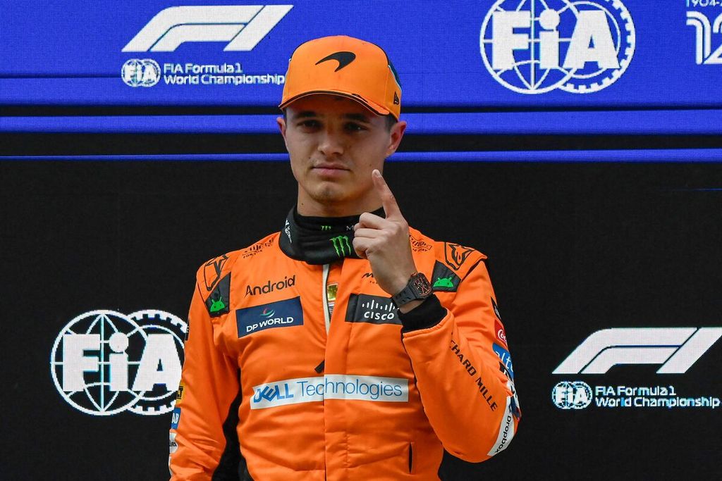 Pebalap McLaren, Lando Norris, merayakan keberhasilannya meraih posisi pole kualifikasi sprint balap Formula 1 seri China di Shanghai, Jumat (19/4/2024). Kualifikasi diwarnai hujan yang mengguyur lintasan.