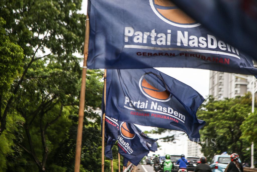 Ratusan bendera Partai Nasdem terpasang di sepanjang Jalan Layang Simprug, Kebayoran Lama, Jakarta, Rabu (10/11/2021). 