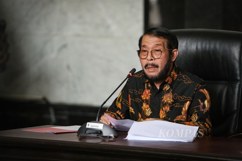 Mantan Ketua Mahkamah Konstitusi (MK) Anwar Usman menyampaikan keterangan pers di Gedung MK, Jakarta, Rabu (8/11/2023). Anwar Usman membantah adanya konflik kepentingan saat ia menangani perkara Nomor 90/PUU-XXI/2023 tentang batas usia capres dan cawapres. 