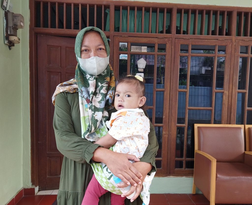 Marsih (44), Warga Pandeglang, Banten, bersama anaknya yang masih berusia 1 tahun 9 bulan dan mengalami masalah jantung, menginap di rumah singgah RSU Hermina Depok, Jawa Barat, Rabu (28/9/2022).