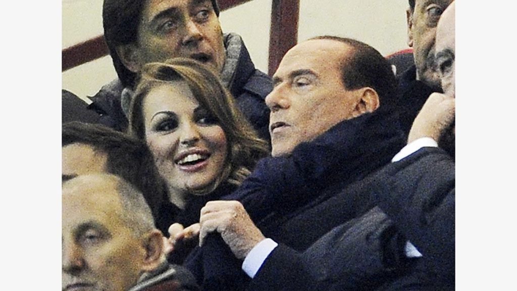Pemilik AC Milan Silvio Berlusconi dan kekasihnya Francesca Pascale (kiri) menonton laga Piala Champions antara AC Milan melawan Zenit St Petersburg di Stadion San Siro, Milan, Italia, 4 Desember 2021.