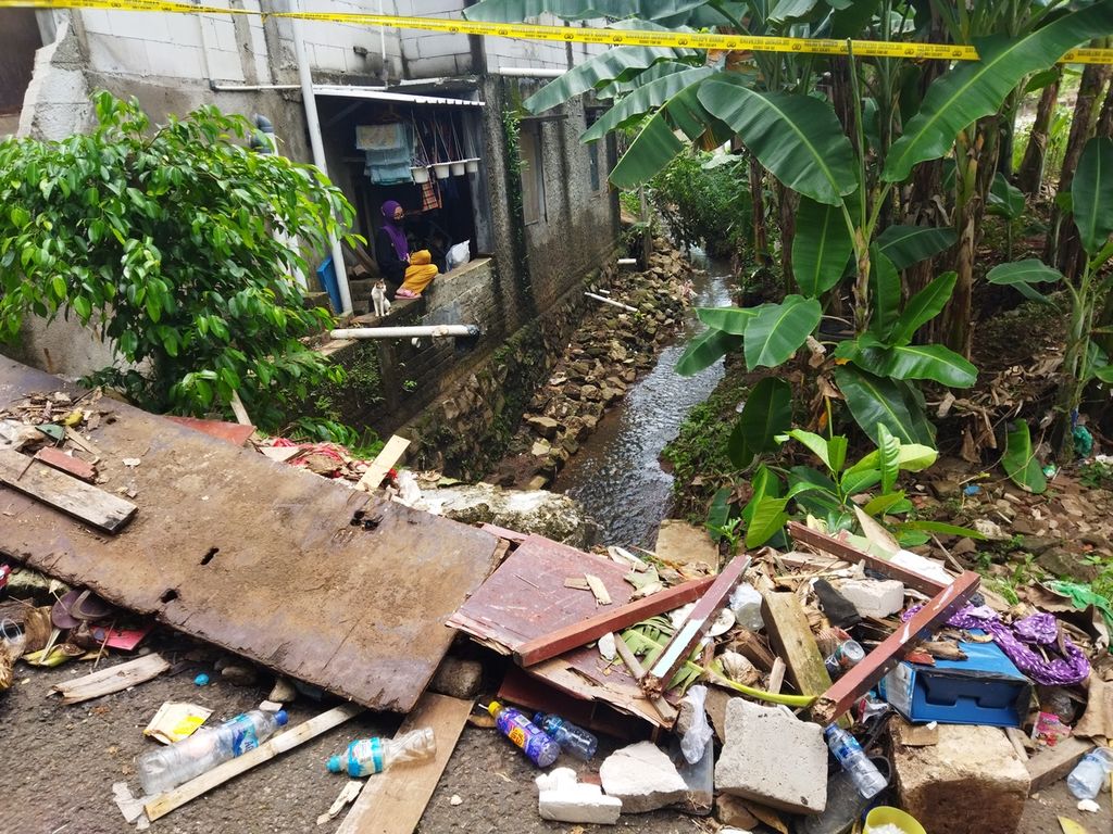 Kondisi kali sudah bersih dari tumpukan sampah, Jumat (7/10/2022). Saat hujan intensitas tinggi pada Kamis kemarin, kali ini meluap sehingga  menyebabkan tembok sisi barat sekolah MTsN 19 roboh dan menewaskan tiga pelajar. 