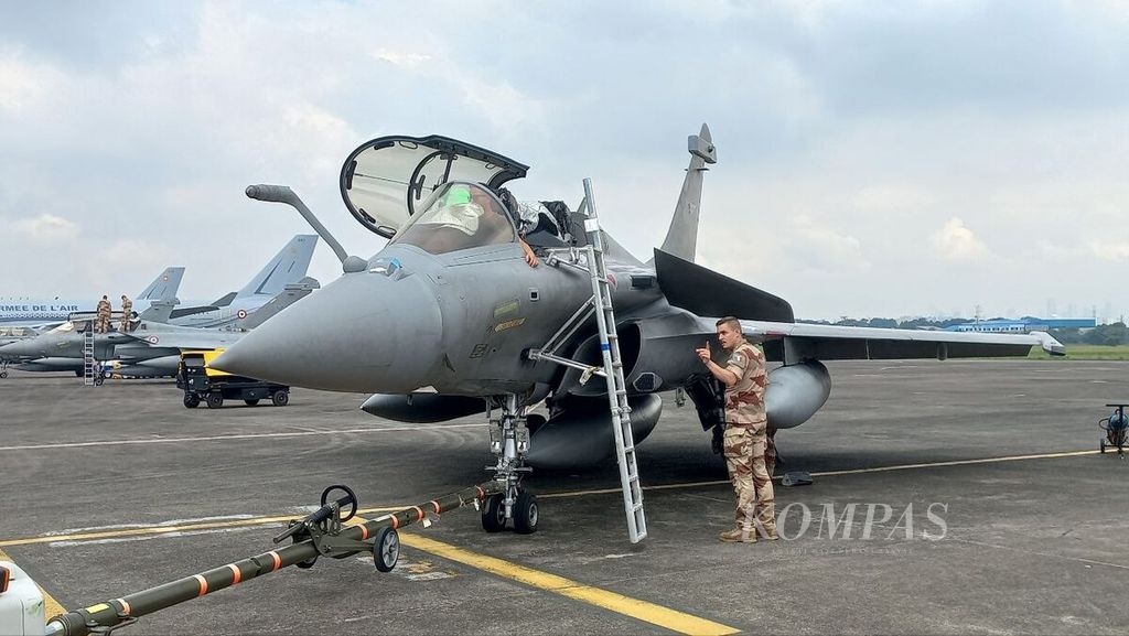 Kru darat Angkatan Udara Perancis tengah menyiapkan pesawat tempur Rafale Angkatan Udara Perancis, Senin (12/9/2022), di apron selatan Pangkalan Udara Halim Perdanakusuma, Jakarta. Kehadiran pesawat tempur Perancis itu adalah bagian dari misi Pegasus 2022.