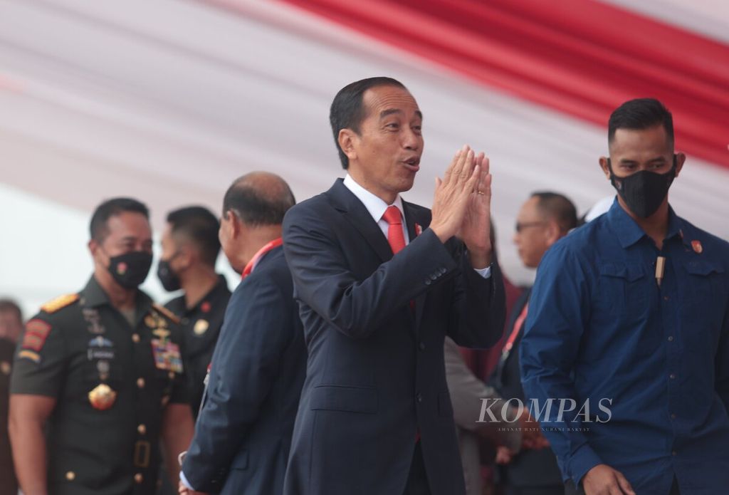 Presiden Joko WIdodo menyapa undangan saat hadir dalam pembukaan Indo Defence 2022 di JiExpo, Kemayoran, Jakarta, Rabu (2/11/2022).