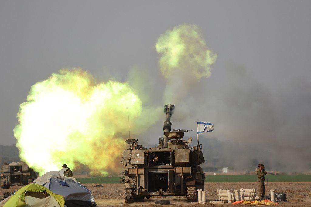 Tank Israel menembak ke arah Gaza, Selasa (12/12/2023). Militer Israel, IDF, mengungkap dua perwira dan tujuh prajuritnya tewas disergap Hamas di Gaza.