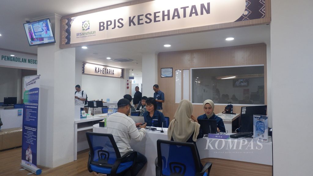 Petugas melayani warga yang mengurus jaminan kesehatan nasional di konter layanan BPJS Kesehatan di Mal Pelayanan Publik (MPP) &quot;Baiman&quot; Kota Banjarmasin, Kalimantan Selatan, Kamis (25/7/2024). 