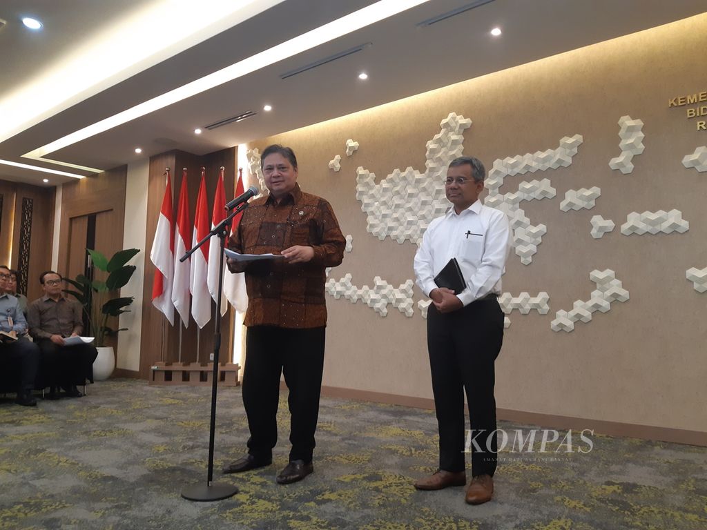 Coordinating Minister for Economic Affairs Airlangga Hartarto and Deputy Finance Minister Suahasil Nazara gave a press statement on the current economic condition after the Iran's attack on Israel at the Coordinating Ministry for Economic Affairs office in Jakarta on Thursday (18/4/2024).