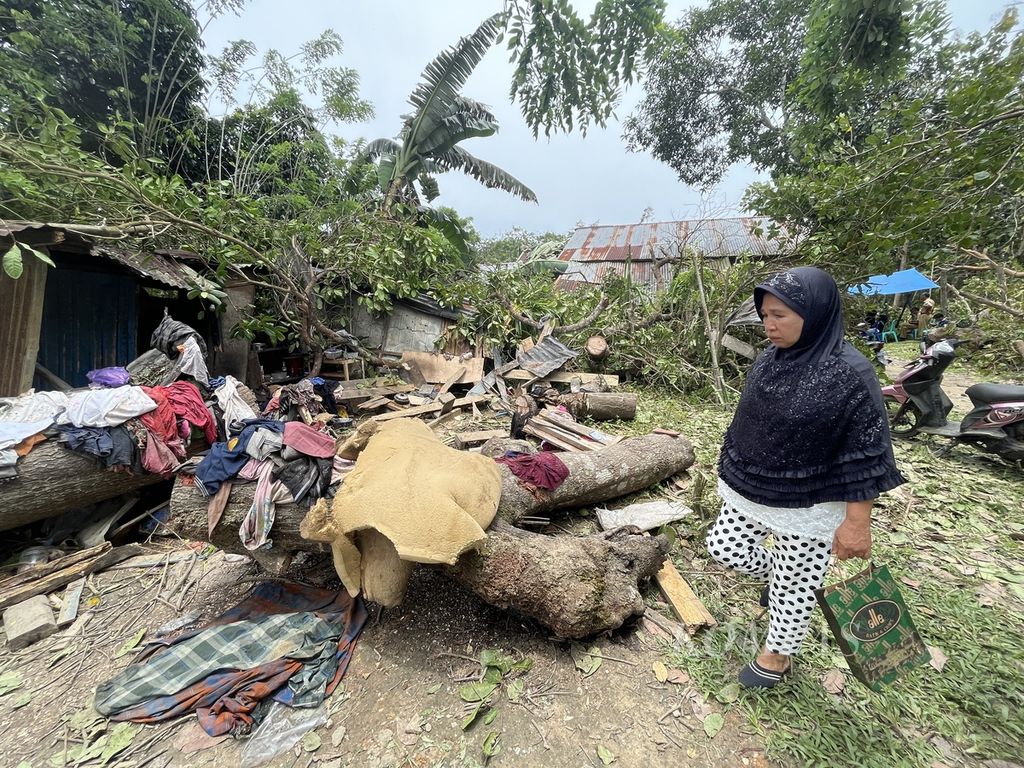 Tetangga mengunjungi rumah Mujiati (65), warga Watulondo, Puuwatu, Kendari, Sulawesi Tenggara, yang meninggal setelah tertimpa pohon tumbang akibat angin kencang, Senin (6/3/2023). 