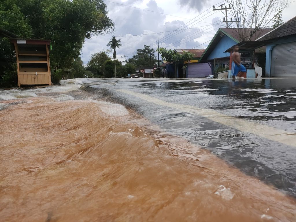 Luapan Sungai Katingan masuk ke permukiman di Kasongan, Kabupaten Katingan, Kalteng, Rabu (8/9/2021).