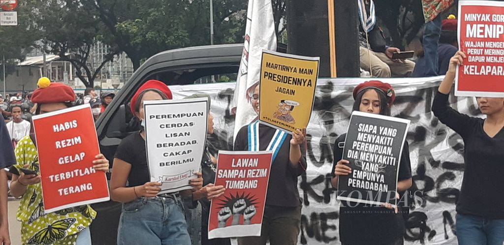 Sekelompok mahasiswi berdemonstrasi di sekitar kawasan Monumen Nasional, Jakarta Pusat, bertepatan dengan Hari Kartini, Kamis (21/4/2022).