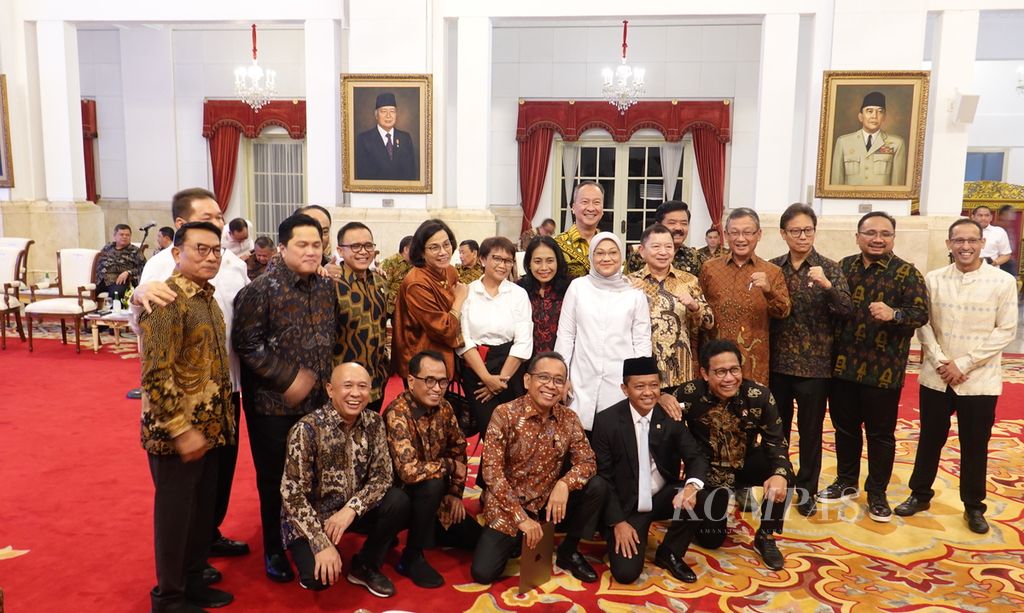 Para menteri dari Kabinet Indonesia Maju berfoto bersama sebelum sidang kabinet paripurna yang dipimpin Presiden Joko Widodo di Istana Negara, Jakarta, Rabu (9/8/2023). Sidang kabinet yang berlangsung tertutup ini membahas Nota Keuangan dan Rancangan Anggaran Pendapatan dan Belanja Negara 2024.